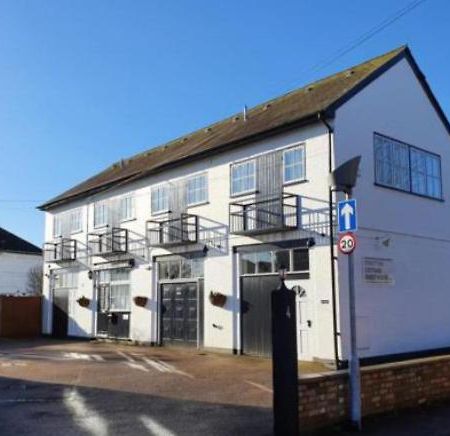 Stratton Cottage Guesthouse بيجلزويد المظهر الخارجي الصورة The former Methodist Chapel, now a private house