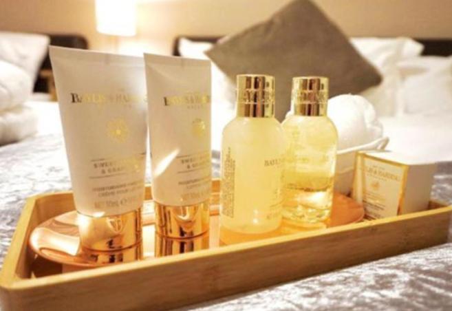Stratton Cottage Guesthouse بيجلزويد المظهر الخارجي الصورة A selection of amenities by L'Occitane